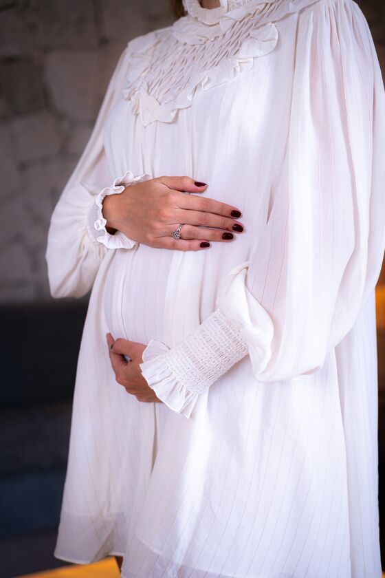 Gestante com as mãos sobre a barriga